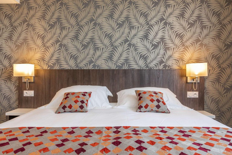 Bedroom 3, Brit Hotel Hotel De L Hippodrome, Morbihan