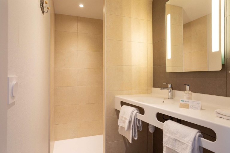 Bathroom 4, Brit Hotel Hotel De L Hippodrome, Morbihan