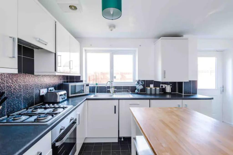Others 3, Five Bedroom House Manchester Hosted By MCR Dens, Tameside
