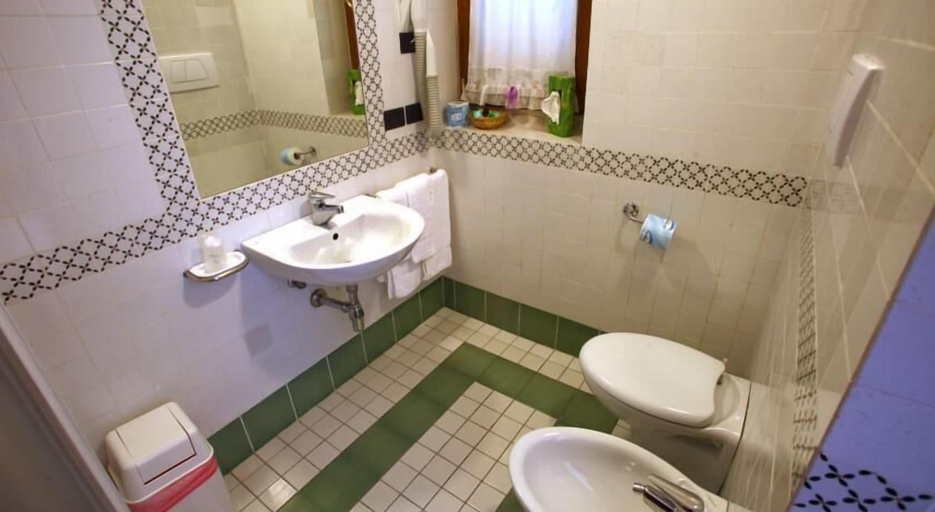 Bathroom 3, Residence Centanni, Florence