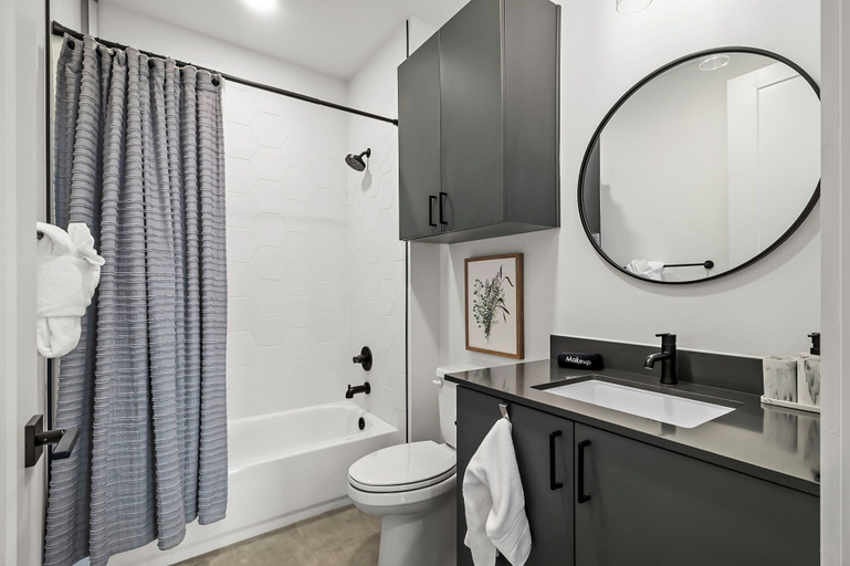 Bathroom 4, The Mercer, Comal