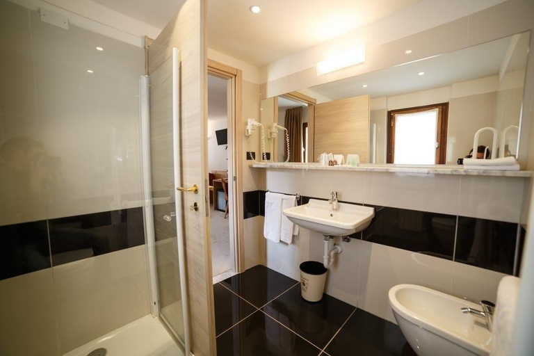 Bathroom 4, Olympic Regina Hotel, Trento