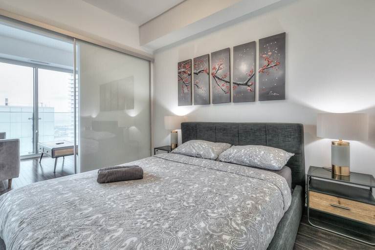 Bedroom 4, The Harbour Suites & Towers Financial District, Toronto