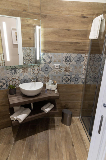 Bathroom 4, Famalu Apartments, Napoli