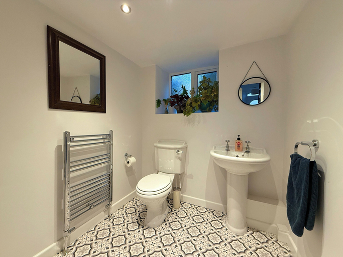 Bathroom 3, Spacious 4BR Retreat for 8, Derbyshire