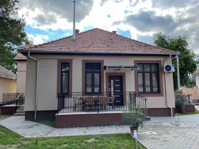 Others 4, Kovacs Apartmanhaz, Kiskunhalas