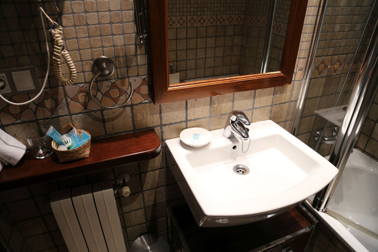 Bathroom 4, La Pontiga, Asturias