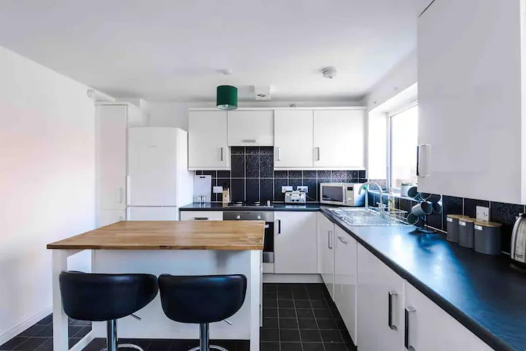 Others 2, Five Bedroom House Manchester Hosted By MCR Dens, Tameside