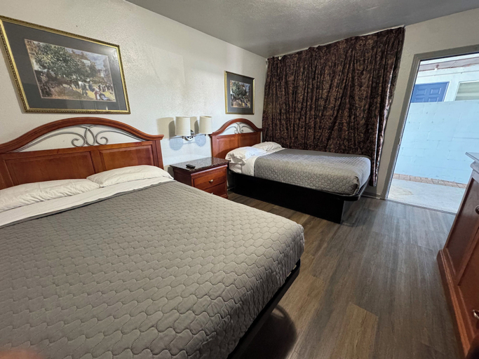 Bedroom 2, Royal Inn, Lake