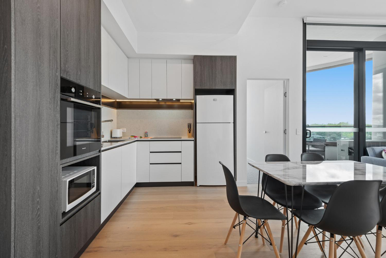Generous 2-Bed Apartment with Great Amenities, Yarra - North