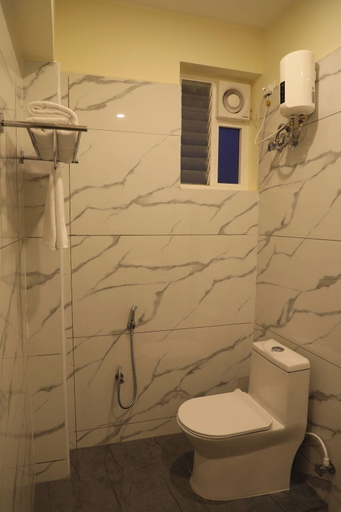 Bathroom 3, Hotel Green Parrot, Madurai