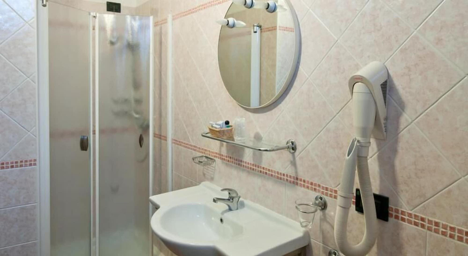 Bathroom 4, Hotel Blue Ribbon, Vercelli