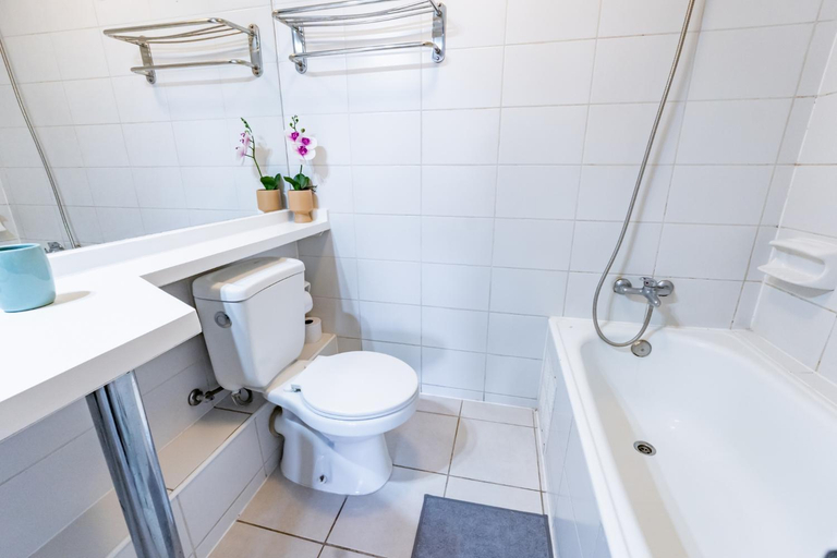 Bathroom 2, San Carlos rentals - Lastarria, Santiago