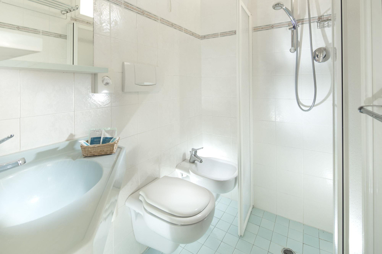 Bathroom 4, Hotel Sampaoli, Rimini