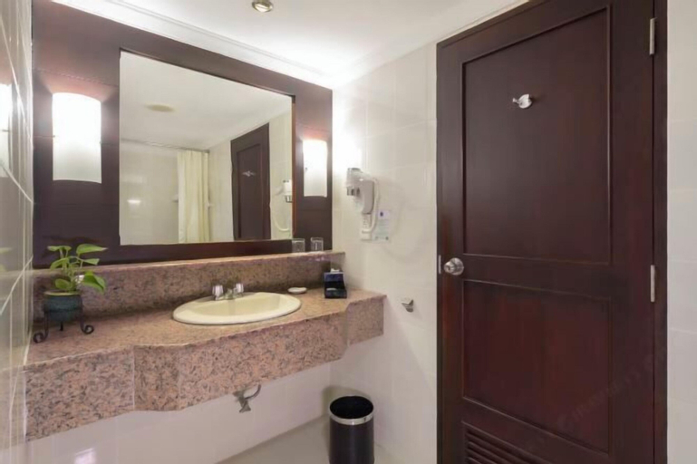 Bathroom 13