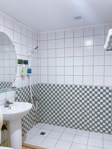 Bathroom 4, A22 Wei Lu Hotel, Taoyuan
