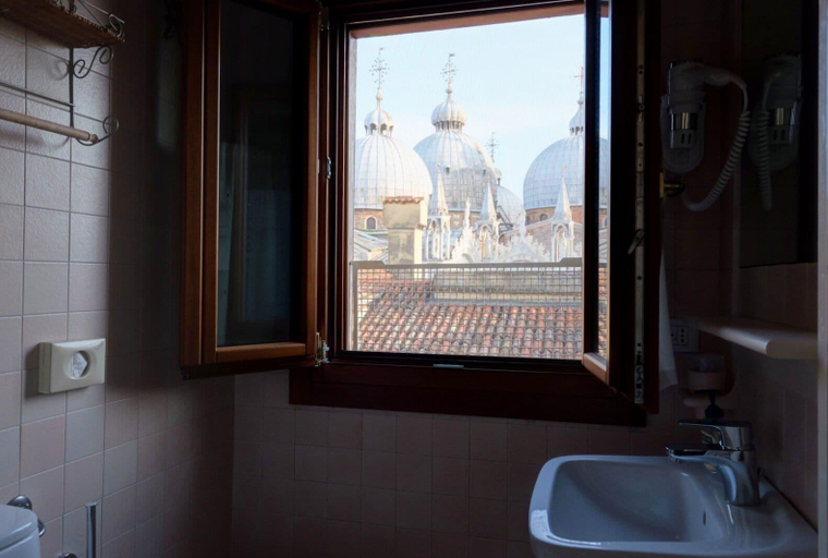 Bathroom 5, Hotel ai do Mori, Venezia