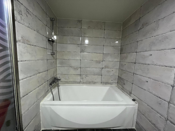 Bathroom 2, Maldives Hotel & Hostel, Suyeong