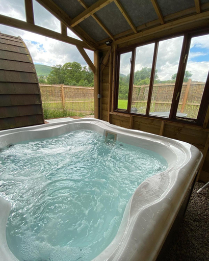 Others 2, luxury pod with hot tub, Herefordshire