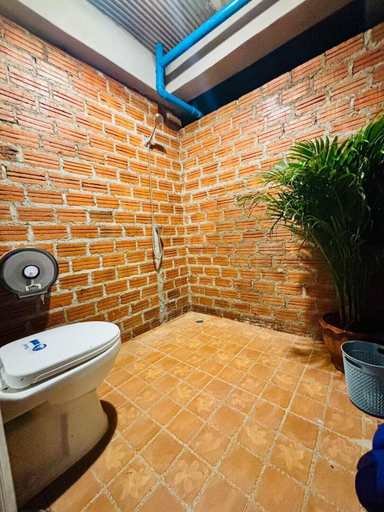 Bathroom 4, Deetorjai Farmstay Nan, Chiang Klang