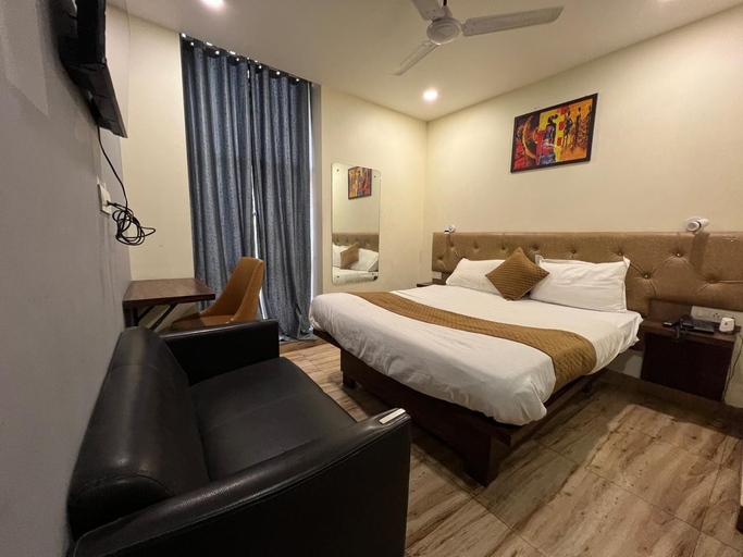 Bedroom 5, Hotel The Mall Inn by MNG Rooms, Kanpur Nagar