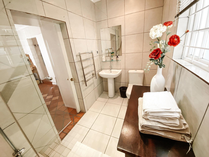 Bathroom 4, Jonquil Cottage, Cape Winelands