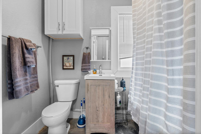 Bathroom 3, Navarre Apartments, Polk