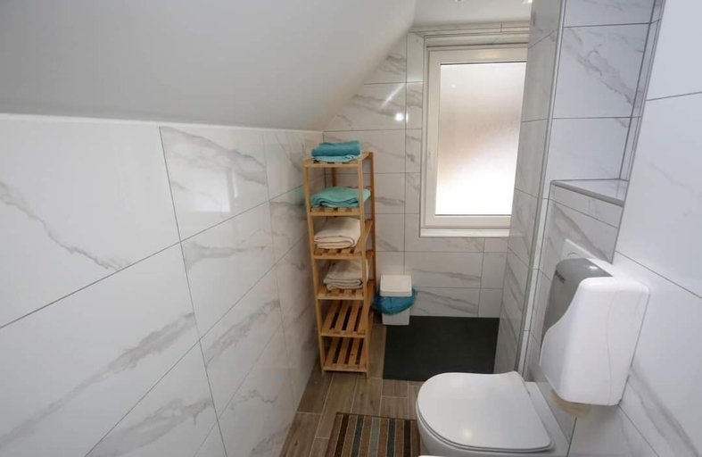 Bathroom 3, Dom na Slivnici, Cerknica