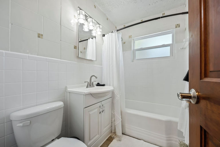 Bathroom 4, Sandpiper, Brevard