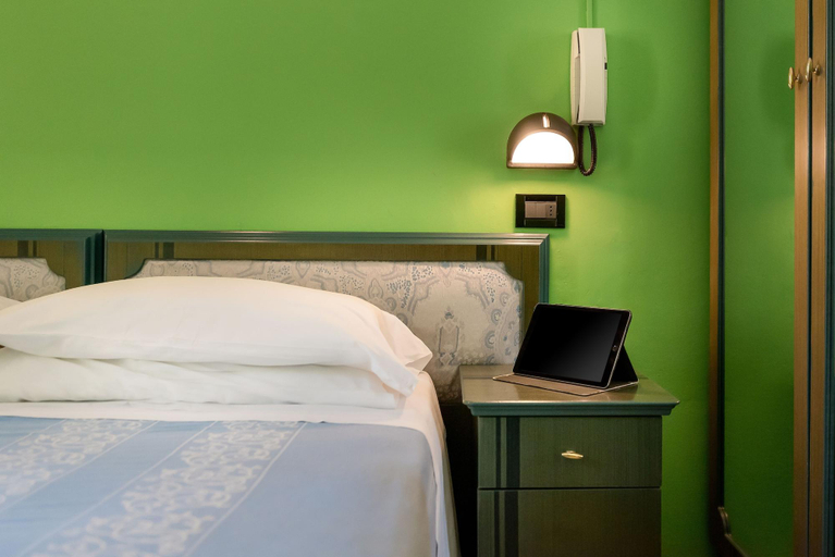 Bedroom 3, Hotel Berna, Rimini