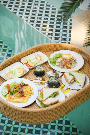Food & Drinks