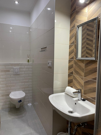 Others 5, Kovacs Apartmanhaz, Kiskunhalas