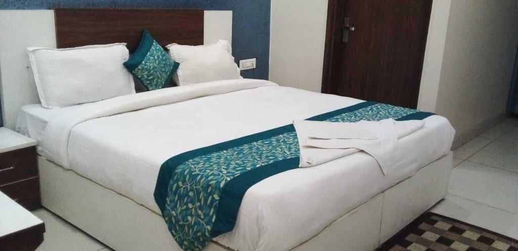 Bedroom 1, Basra Hotel - Gurgaon, Gurgaon