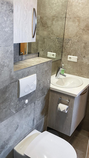 Bathroom 4, Skipalaekur Farm Apartments, Fellahreppur
