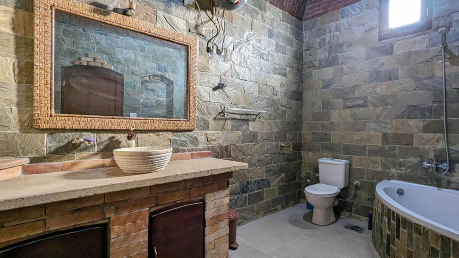 Bathroom 3, Yasmine Guest House, Luxor