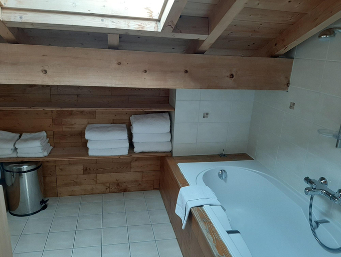 Bathroom 3, L'Aurore du Lac, Haute-Savoie