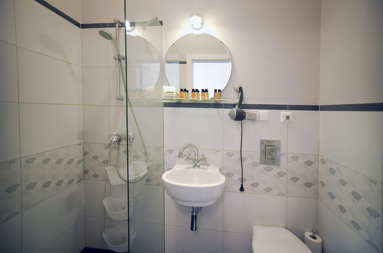 Bathroom 4, Willa Puck, Puck
