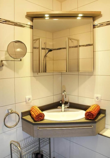 Bathroom 4, Pension- Hotel Maximilian, Passau