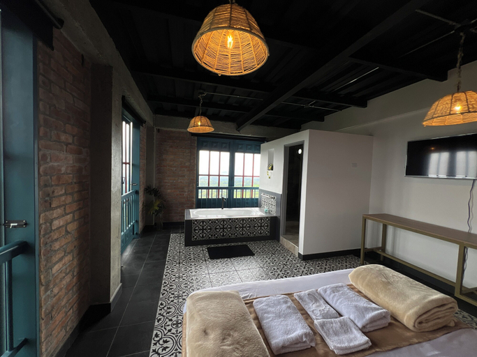 Others 4, Mular Hotel, Filandia