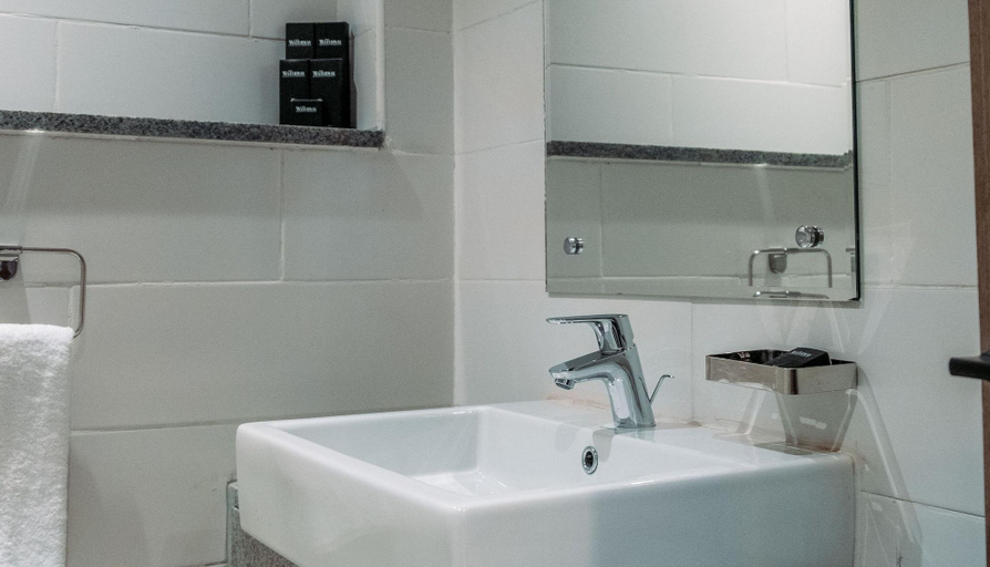 Bathroom 5, Palma Hotel, Al-'Arab