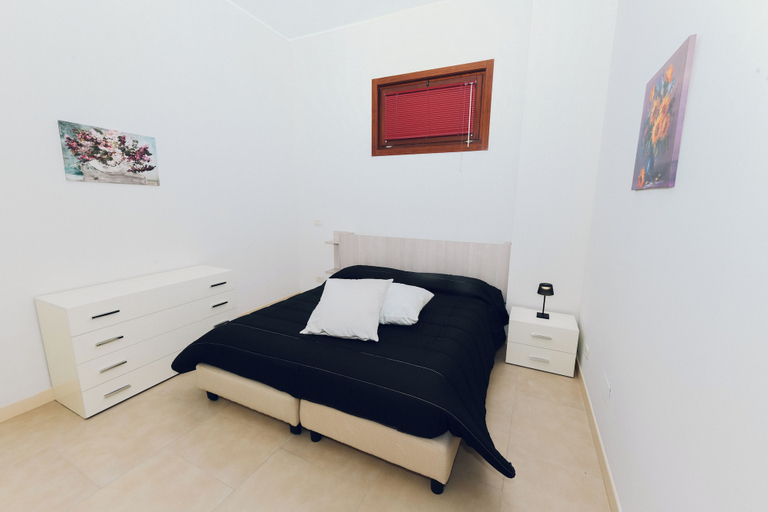 Bedroom 4, Verso Oriente, Brindisi