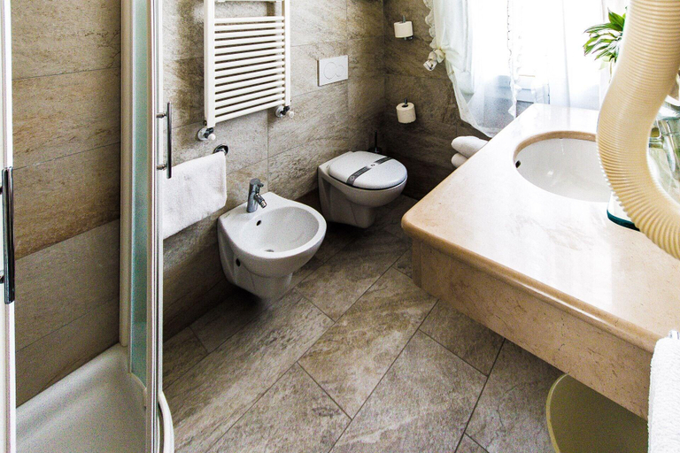 Bathroom 5, Hotel Baviera, Venezia