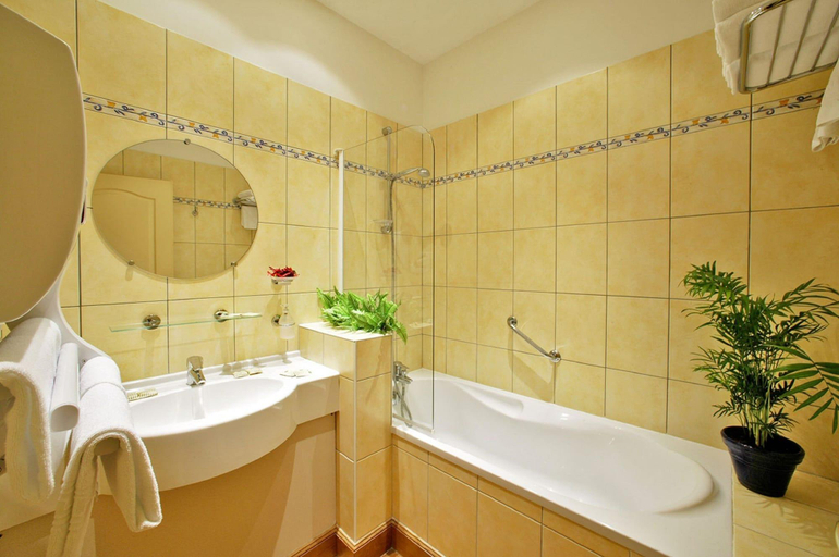 Bathroom 4, La Villa Des Consuls, Dordogne