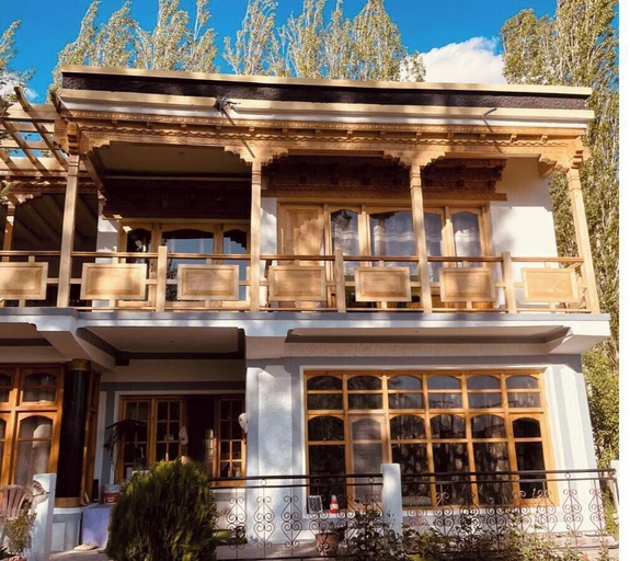 Exterior & Views