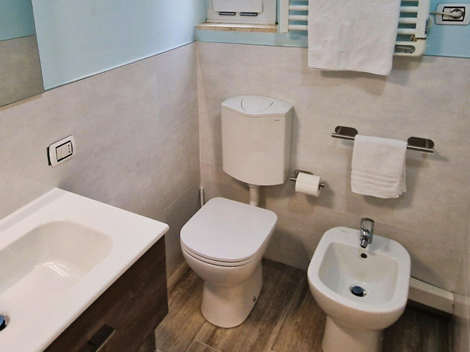 Bathroom 2, La Corte del Maggiore, Parma