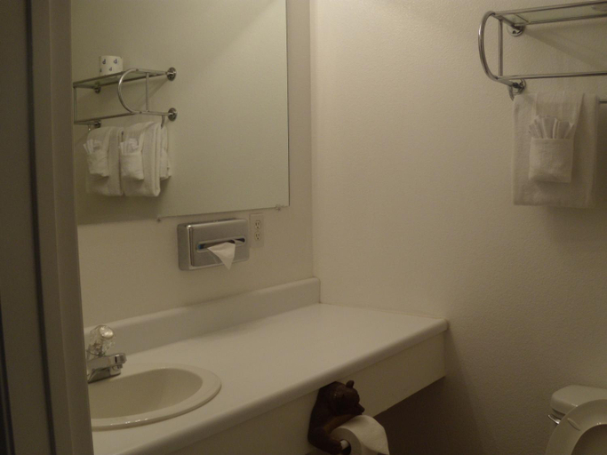 Bathroom 2, Corral Creek Lodge, Tulare