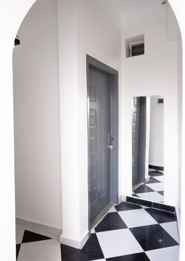 Others 5, White Flat Studios, Sant Katrin