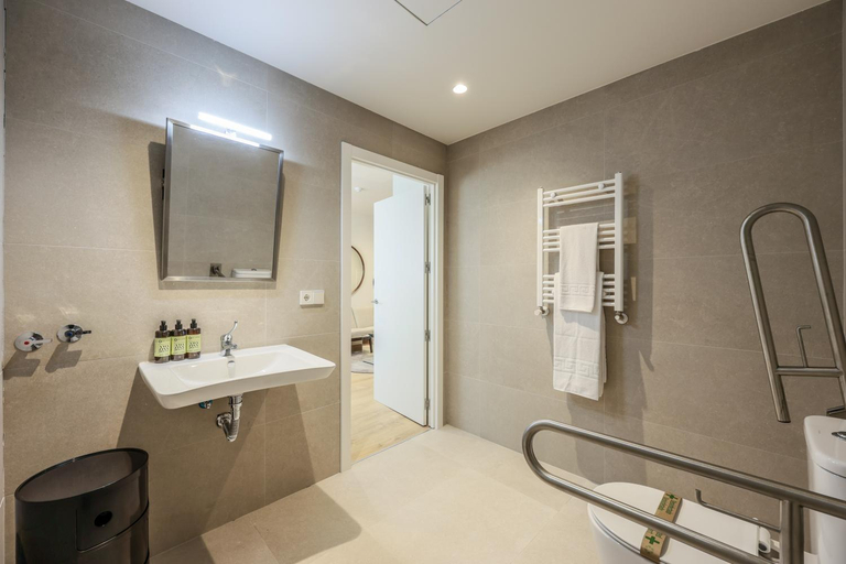 Bathroom 2, Amazinn Places Palacio Real, Madrid