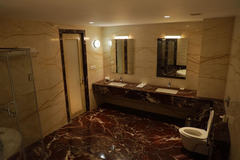 Bathroom 4, Cj Pallazzio, Salem