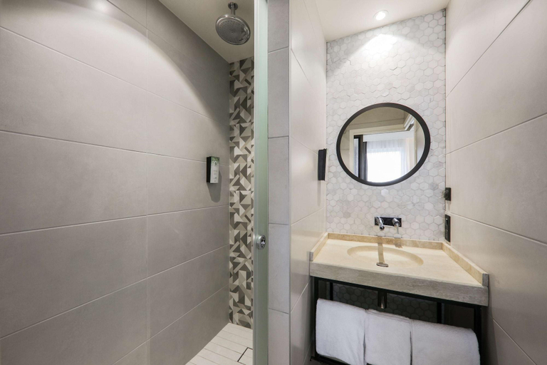 Bathroom 5, Campanile Smart Lyon Est - Eurexpo Bron Aviation, Rhône